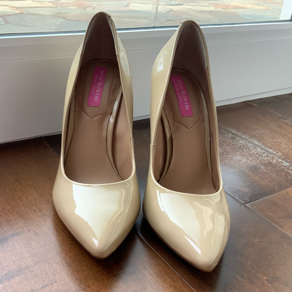 Nude pumps
